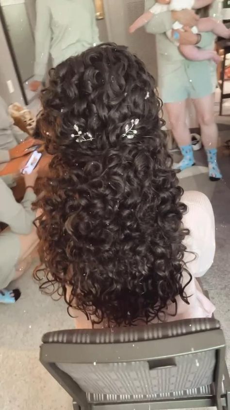 Wedding Hair Curly, Half Up Curly Hair, Curly Bridal Hair, Curly Wedding Hair, Curls Hairstyles, Curly Hair Extensions, Quince Hairstyles, Hairdos For Curly Hair, Natural Curls Hairstyles