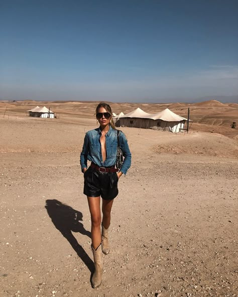 Desert Looks Fashion, Arizona Desert Outfit, Desert Outfit Ideas Summer, Desert Vibes Outfit, Desert Trip Outfit, Desert Chic Outfit, Arizona Aesthetic Outfits, Desert Outfits Women, Desert Style Fashion