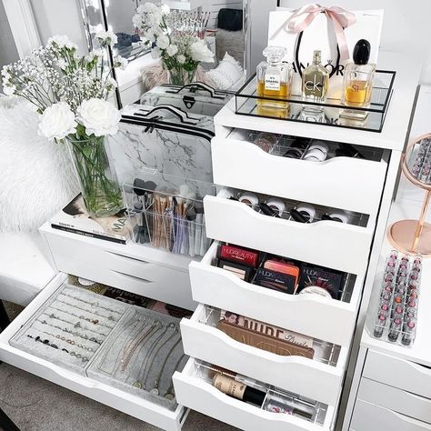 45 Brilliant Makeup Organizer & Storage Ideas for Girls. Organization Ideas for the house. Decluttering and organizing Inspiration. Diy Makeup Organizer, Makeup Storage Drawers, Rangement Makeup, Penyimpanan Makeup, Make Up Storage, Makeup Storage Organization, Dekorasi Kamar Tidur, Vanity Organization, Breakfast At Tiffany's