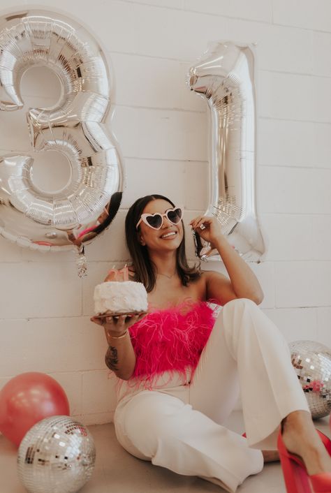 30th Birthday Outfit, Women Party Ideas, Birthday Portraits, Disco Birthday, Birthday Party Photography, Cute Birthday Pictures, Birthday Ideas For Her, Beautiful Photoshoot Ideas, 31st Birthday