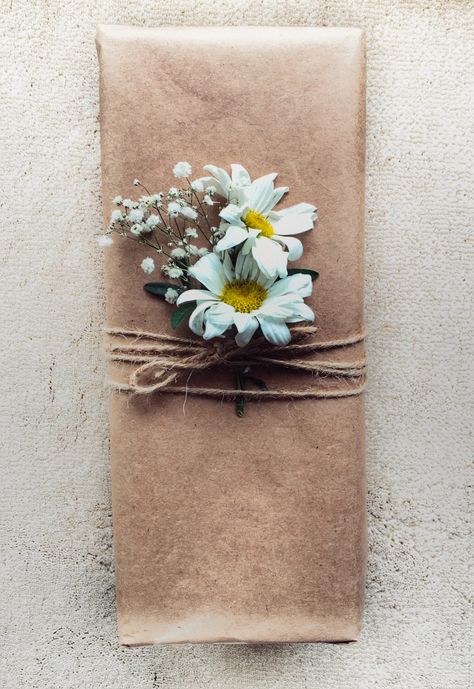 Daisy Gifts, Rustic Gift Wrapping, Diy Daisy, Magical Party, Rustic Birthday, Oprahs Favorite Things, Cosy Room, Gerber Daisies, Fasion Outfits