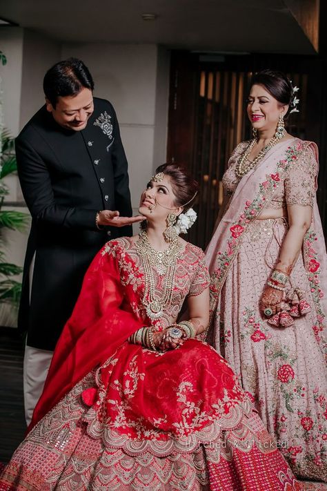 Elegant Wedding With Stunning Jewellery And A Unique Bridal Lehenga Papa Wedding Dress Indian, Bride With Mom Photos Indian, Family Photoshoot Wedding Indian, Groom Mother Outfit Indian Lehenga, Bride Poses Indian Wedding In Lehenga, Bride Mother Outfit Indian Lehenga, Family Photo Wedding Indian, Wedding With Family Photos, Bride Photoshoot With Family