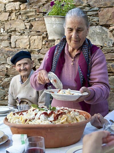 It is all in his eyes Family Cooking Together, Cooking With Grandma, Pasta With Ricotta, Pasta Italy, Pasta Party, Italian Family, Ricotta Pasta, Family Lunch, Italian Lifestyle