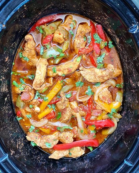 Crockpot Chicken Fajitas + VIDEO - Fit Slow Cooker Queen Easy Fajita Recipe, Crockpot Fajitas, Slow Cooker Easy, Light Dinners, Slow Cooker Chicken Fajitas, Chicken Fajitas Recipe, Chicken Fajitas Crockpot, Easy Chicken Fajitas, Fajita Spices