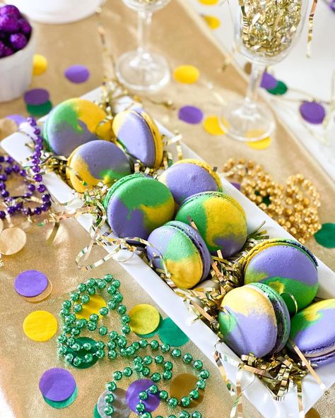 Tiffany • Party+Event Decor on Instagram: “💜“King Cake calories don’t count.”💜Then I’m pretty sure Mardi Gras themed macarons don’t count either! 🤷🏻‍♀️ Double-tap if you agree! 🤩” Themed Macarons, Party Event Decor, Mardi Gras Party Decorations, Mardi Gras Centerpieces, Mardi Gras Crafts, Cake Calories, Tiffany Party, Mardi Gras Food, Mardi Gras Costumes