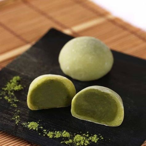 Green Tea Mochi Recipe, Japanese Matcha Dessert, Mochi Video, Green Mochi, Mochi Recipe Microwave, Mochi Ice Cream Recipe, Easy Mochi, Mochi Aesthetic, Mochi Japanese