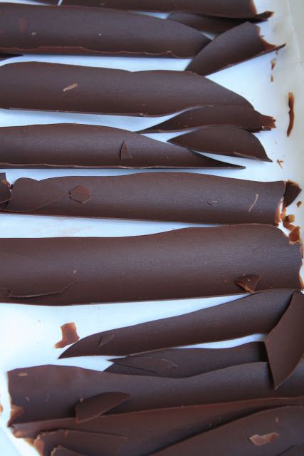 How To Make Chocolate Bark For A Cake, How To Make Chocolate Bark, Chocolate Bark Cake, Chocolate Shard Cake, Chocolate Shards, Sweets Ideas, Vegan Wedding Cake, New Birthday Cake, Birthday Cake Decoration