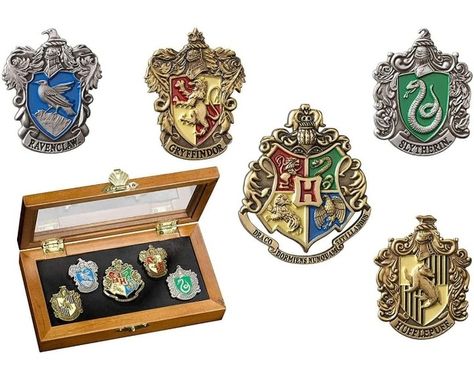 Dark Academia Accessories, Harry Potter Houses Crests, Noble Collection Harry Potter, Hogwarts Houses Crests, Film Harry Potter, Harry Potter Hogwarts Houses, Noble Collection, Harry Potter Items, Harry Potter Pin