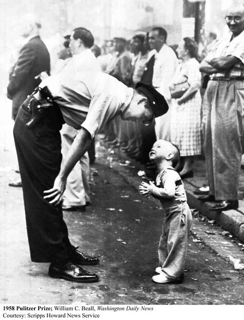 A policeman patiently reasoning with a two-year-old boy trying to cross a street during a parade - 1958 Pulitzer Prize Winner Robert Frank, Robert Doisneau, Pulitzer Prize, Foto Tips, Foto Art, Photo Vintage, Policeman, Jolie Photo, Black White Photos