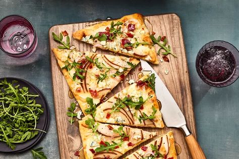 Pear, Bacon, And Gorgonzola Flatbread Recipe Pear Gorgonzola Flatbread, Gorgonzola Pizza, Savory Bacon, Honey Drizzle, Quick Appetizer, Crispy Prosciutto, Awesome Appetizers, Breakfast Party Foods, Easy Dinner Casseroles