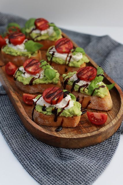 Avocado Burrata Bruschetta Recipes For Dinner Mexican, Bruchetta Appetizers, Burrata Bruschetta, Avocado Bruschetta, Bean Dip Recipes, Healthy Dinner Ideas, Turkey Burger Recipes, Appetizers Easy Finger Food, Party Finger Foods