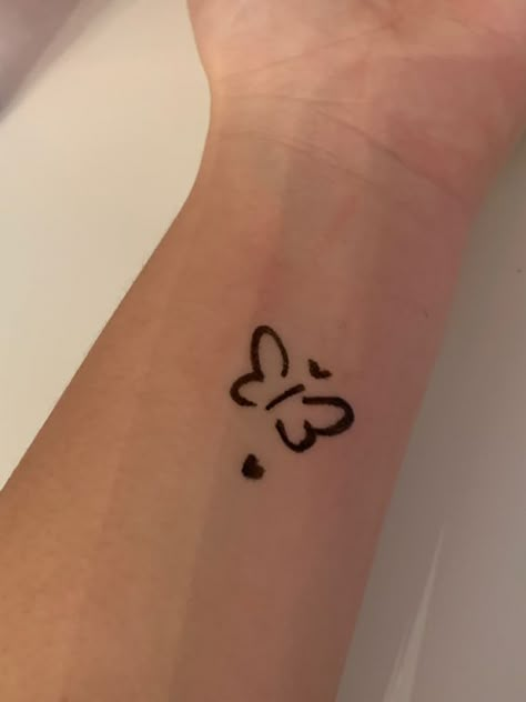 Wrist Henna Designs, Buku Diy, Henna Doodle, Small Henna Tattoos, Small Henna Designs, Henna Tattoo Ideas, Wrist Henna, Cute Henna Designs, Cute Henna Tattoos