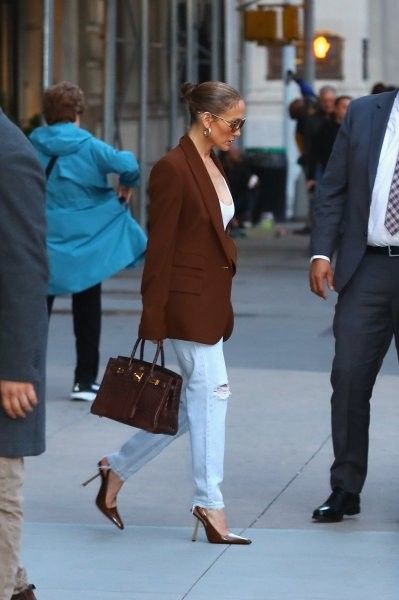 Brown Blazer And Jeans Outfit, Jlo Fashion Outfits, Jlo Street Style, Jlo Fashion, Jennifer Lopez Style, Jennifer Lopez Outfits, Adele Style, Elegant Black Women, Jlo Style