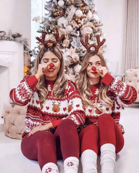 Christmas Photoshoot Props, Comfy Airport Outfit, Bff Christmas, Christmas Poses, Christmas Photo Props, Xmas Photos, Christmas Outfit Ideas, Trendy Christmas Outfits, Christmas Shoot