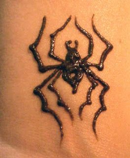 Spider Man Henna, Small Hand Henna, Hina Tattoo Ideas, Tiny Henna Designs, Spider Henna, Easy Henna Ideas, Do It Yourself Tattoo, Nail Wallpaper, Simple Hand Henna