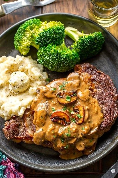 Steak Mushroom Sauce, Mushroom Sauce For Steak, Sauce For Steak, Steak And Mashed Potatoes, Mushroom Sauce Steak, Ground Beef Breakfast, Mushroom Sauce Recipe, Fillet Steak, Classic French Dishes