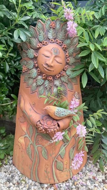 Sculpture Tips, Pottery Sculpture Ideas, Jena Bedson, Pottery Totem, Sun Sculpture, Oasis Garden, Garden Ceramics, Clay Garden, Ceramic Sculpture Figurative