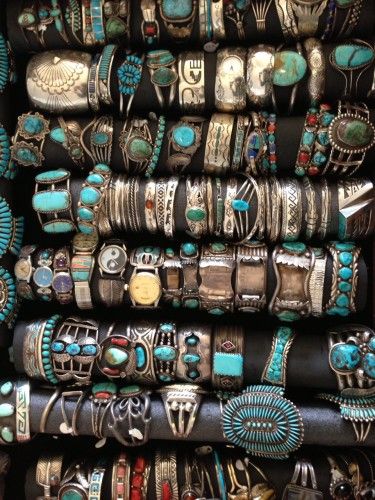 5 Outstanding Flea Markets to Visit in NYC by TheCultureTrip.com - click on the image for the list! Rings Hippie, Boho Mode, Estilo Hippie, Bohol, Turquoise Cuff, Flea Markets, Hippie Jewelry, Hippie Chic, Kate Moss