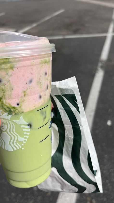 Strawberry Cold Foam, Matcha Latte Starbucks, Starbies Drinks, Mojito Strawberry, Matcha Strawberry, Dream Birthday, Strawberry Shake, Caffeine Addict, Starbucks Secret Menu Drinks