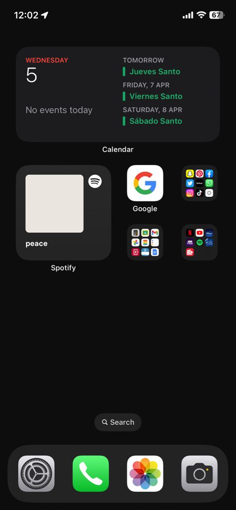 Ios 16 Home Screen Ideas Black, Black Home Screen Layout, Clean Home Screen, Phone Organization Ideas, Black Home Screen, Lockscreen Themes, Phone Apps Iphone, Home Screen Layout, Ios Ideas