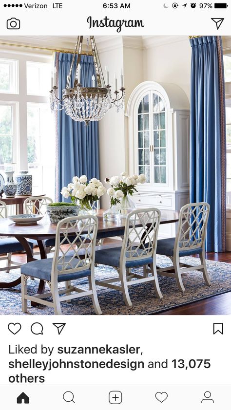 Blue And White Dining Room, Dining Room Curtains, Dining Room Blue, Blue White Decor, Tuscan House, White Dining Room, Blue Curtains, Kitchen Family Rooms, Tuscan Decorating