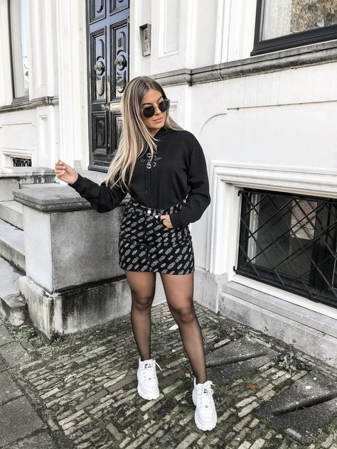 Sneakers And Stockings Outfit, Outfits Europa, Tights And Sneakers, Fila Outfit, Autumn Outfit Inspo, Chic Closet, Stockings Outfit, Autumn Look, Black Stockings