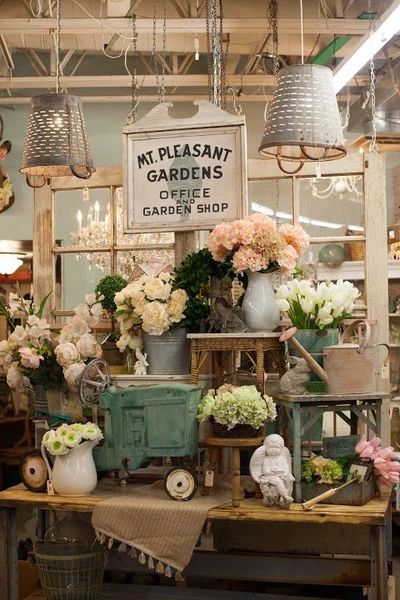 Vintage Booth Display, Flea Market Booth, Antique Booth Displays, Diy Home Decor For Apartments, Antique Booth Ideas, Visual Merchandising Displays, Spring Window, Vendor Booth, Market Displays