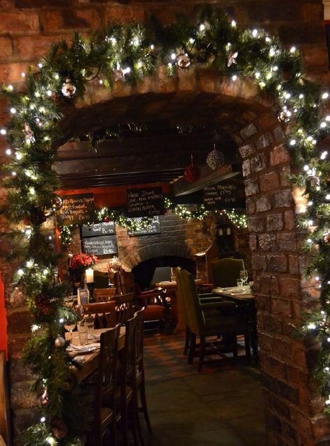 Decorating Restaurant For Christmas, Resturant Ideas For Christmas, Pub Christmas Decor, Christmas Pub Decorations, Pub Christmas Decorations, Christmas Bar Decorations Restaurant, Restaurant Christmas Decor Ideas, Cafe Christmas Decorations, Christmas Decor Ideas For Restaurant