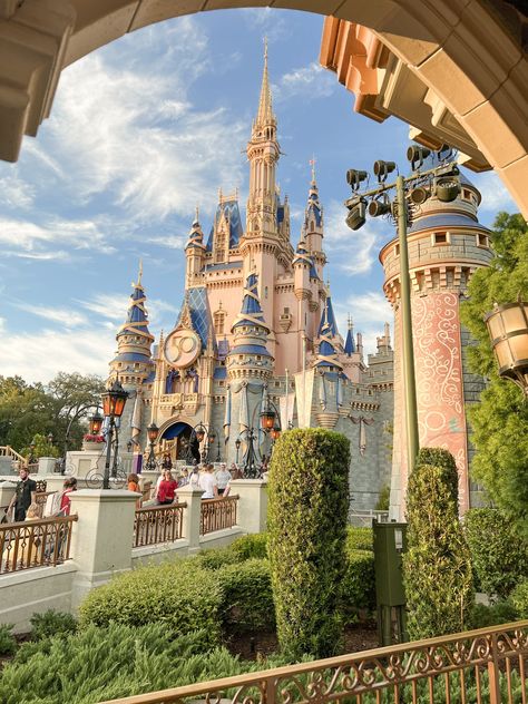 Perfect 4 Day Itinerary for Walt Disney World in Florida - Disney Photo Ideas, Disney World Pictures, A Group Of Friends, Country Bears, Disney Orlando, Disney World Florida, Disney Day, Disney Photos, Cultural Experience