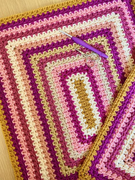 Diy Crochet Rug Rectangle, Crochet Bunny Blanket, Crochet Swirl, Granny Rectangle, Easy Crochet Blanket Pattern, Crochet Patchwork Blanket, Crochet A Blanket, Crochet Wallet, Crochet Square Blanket