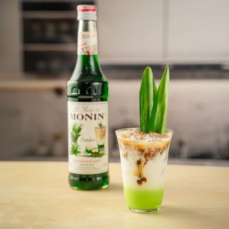 MONIN Asia on Instagram: "Here’s a creamy treat to beat that summer heat! ☀️  The Pandan Coconut Coffee combines the flavours of aromatic MONIN Pandan Syrup, creamy coconut milk, and rich coffee for a drink that’s perfect during hot days.   Swipe ➡️ to check out the full recipe.   #MONIN #MONINAsia #MONINspiring #betterwithMONIN #createwithMONIN #flavourofthemonth #coffee #barista" Pandan Tea, Pandan Cocktail, Coconut Milk Tea Boba, Pandan Drink, Thai Milk Tea Aesthetic, Coconut Coffee, Coffee Barista, Summer Heat, Hot Days