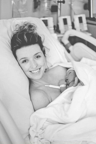 Home birth, hospital birth, biological baby or adopted baby - here are our top ten incredible moments to capture on your baby's first day...  1) Waiting for ba Newborn Hospital Pictures, Baby Hospital Pictures, Photo Bb, Hospital Photos Newborn, Birth Pictures, Foto Newborn, Hospital Photography, Baby Fotografie, Hospital Pictures