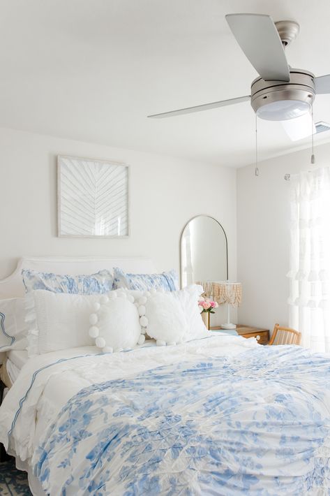 (📷: @jennyreimold) Light Blue Room Ideas, Costal Bedroom, Blue Room Decor, Blue Bedroom Ideas, Summer Room, Bedroom Blue, Sorority House, College House, Coastal Room