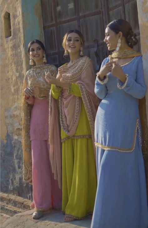 Sharara Jewellery Ideas, Anarkali Suit From Old Saree, Suits For Women Indian Pakistan, Punjabi Outfits For Women, Punjabi Salwar Suits Simple Casual Indian Fashion, Gold Punjabi Suit, Anarkali Suits From Old Saree, Simple Sharara, Cloth Styling