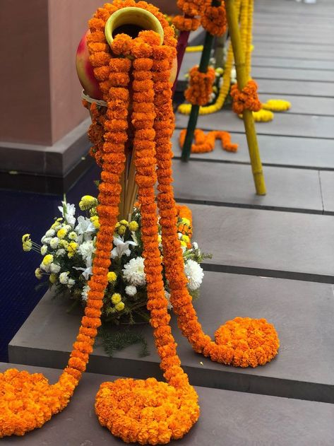 Welcome Home Wall Decor Ideas, Haldi Props Ideas, Flower Decoration For Pooja, House Warming Decorations Indian, Diwali Flower Decoration, Diwali Home Decor Ideas, Marigold Decor, Mehndi Decoration Ideas, Mehndi Decorations