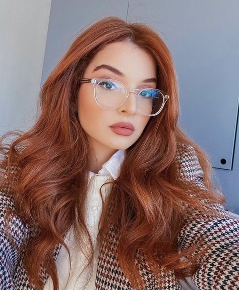 Glasses For Redheads, Red Hair And Glasses, Glasses Ideas, Glasses Outfit, Pretty Redhead, Gold Glasses, Clear Glasses, Redhead Girl, Girls With Glasses