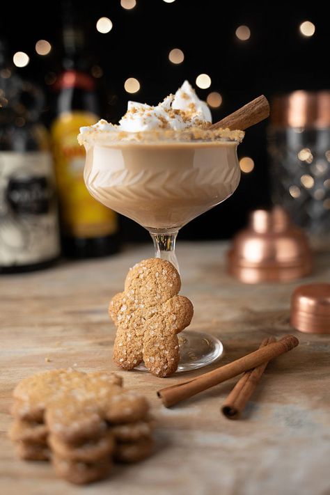 This gingerbread latte dessert rum cocktail is going to be one of the stars of your holidays! It’s a delectable mixture of spiced rum and coffee liqueur. This gingerbread rum cocktail makes a great alcoholic Christmas drink and holiday after dinner drink. Make lots, because this Christmas dessert cocktail will be the drink of the festive season! Spiced rum and coffee liqueur pair up to make a delicious gingerbread latte dessert rum cocktail. This holiday after dinner drink will soon be a fave! Easy Christmas Cocktails, Kaffe Station, Dessert Cocktails, Christmas Cocktails Easy, Artistic Food, Festive Holiday Cocktails, Baking Lessons, Gingerbread Syrup, Liqueur Drinks