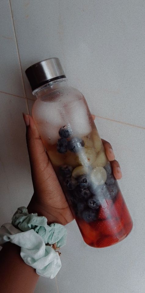 Water Intake Aesthetic, Water Aesthetic Drink, Blueberry Water, Manifesting 2024, Healthy Aesthetic, Grape Water, Clear Water Bottle, Girl Heaven, Food Motivation