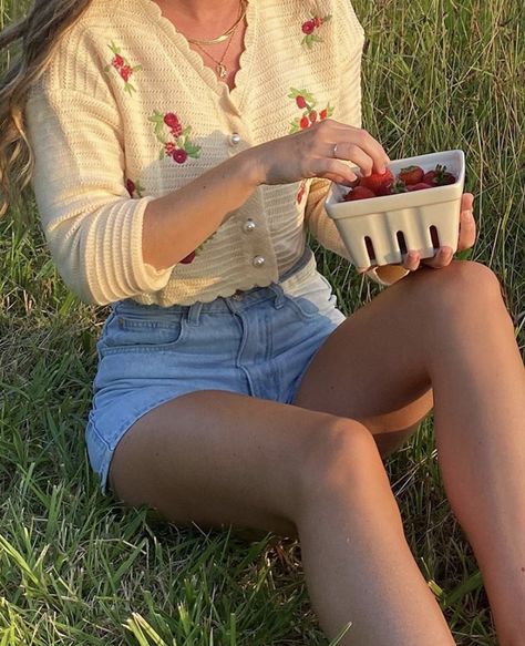 Picnic Nature, Strawberry Picnic, Spring Fits, Looks Chic, Cardigan Fashion, Scarlett Johansson, Spring Summer Outfits, Cute Casual Outfits, Strawberries