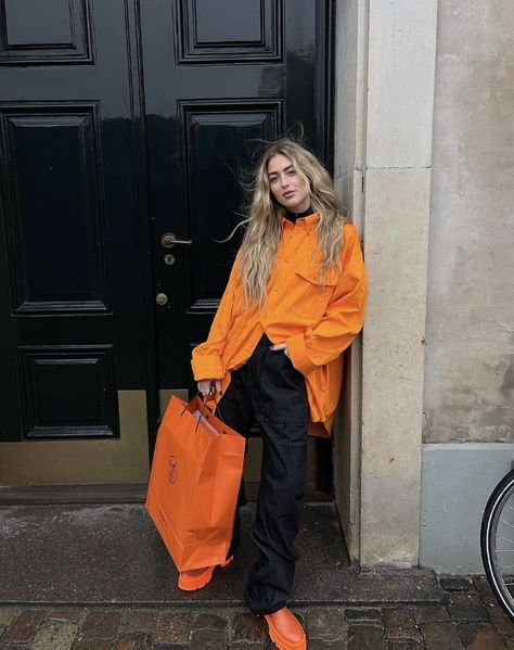 Orange Shirt Outfit, Outfit Nero, Orange Outfit, Looks Black, Orange Shirt, Cardigan Outfits, Street Outfit, Orange Fashion, Fashion Seasons