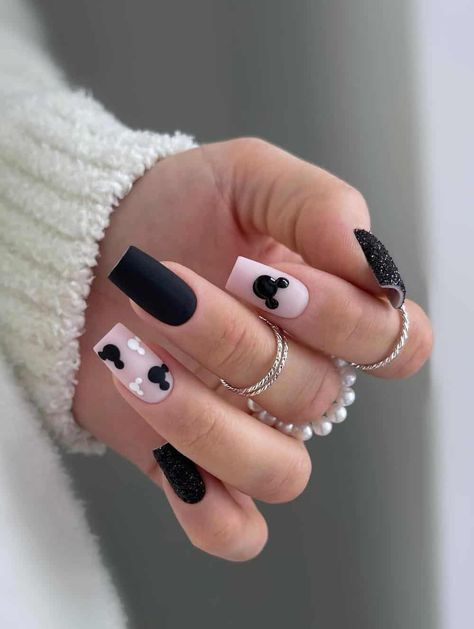 Disneyland Nails Simple, Mickey Nails Simple, Halloween Mickey Nails, Black Disney Nails, Disney Manicure Ideas, Disney Inspired Nails Acrylic, Disneyland Nails Designs, Classy Disney Nails, Mickey Mouse Nail Design