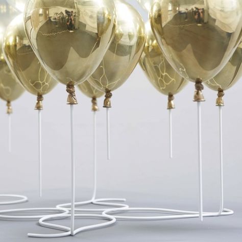 ‘UP Coffee Table’: A Piece Of Glass Suspended By Balloons - DesignTAXI.com Futuristic Coffee Table, Balloon Installation, Up Balloons, Gold Balloons, Balloon Art, Glass Top Table, Sculpture Installation, London Design, Coffee Table Design