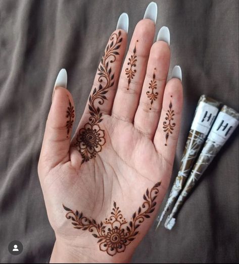 Minimalist Mendhi Design, Inner Hand Henna Designs, Minimalist Mehendi Designs Palm Easy, Front Side Mehndi Design Simple, Henna Design Simple Easy, Mehindhi Design Simple Modern, Mehendi Designs For Hands Simple Palm, Minimilistic Mehndi, Palm Mehndi Design Simple Easy