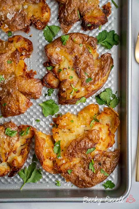 Crispy Smashed Potatoes Recipe with 3 Ingredients (vegan, low FODMAP) Diet Recipes Low Calorie, Cheap Vegan Meals, Smashed Potatoes Recipe, Low Fodmap Diet Recipes, Vegan Soul Food, Crispy Smashed Potatoes, Fodmap Diet Recipes, Healthy Vegetable Recipes, Low Fodmap Diet