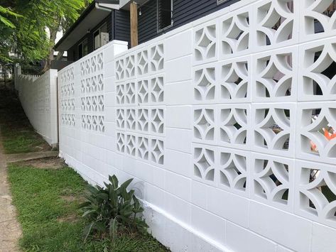 Mid Century Landscape, Breeze Block Wall, Front Wall Design, Moore House, Apartment Exterior, Breeze Blocks, Front Fence, Privacy Walls, Traditional Look