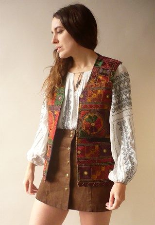 60s Vest Outfit, Vest Boho Outfit, 1970s Vest Outfit, Vest Outfits For Women Vintage, Vintage Waistcoat Woman, Floral Waistcoat Outfit, Embroidered Vest Outfits For Women, Vintage Waistcoat Outfit, 70s Waistcoat Outfit