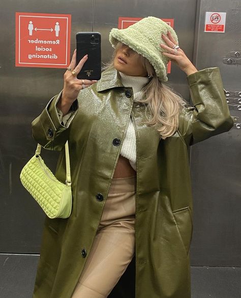 Coat And Jeans Outfit, Trench Coat And Sneakers, Trench Coat And Jeans, Elevated Basics Outfit, Green Leather Jacket Outfit, Leather Trench Coat Outfit, Layered Outfit Ideas, Coat And Sneakers, Classy Baddie Outfits