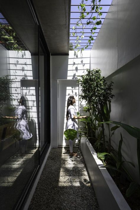 White Skube House: A Minimalist Approach In Making A Skewed Home | Srijit Srinivas-ARCHITECTS - The Architects Diary Patio Fence Ideas, Landscape Small Garden, Small Front Yard Landscape, Fence Ideas Backyard, Cottage Garden Patio, Home Designs Exterior, Front Yard Landscape, Small Front Yard, Courtyard Design