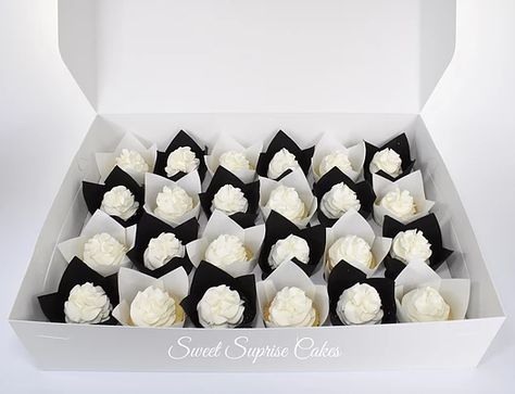 Black And White Cupcakes Wedding, Black And White Cupcakes Ideas, White Wedding Cupcakes, Black And White Cupcakes, Black Cupcakes, Pretty Cupcakes, White Cupcakes, Cakes And Cupcakes, Cake Board