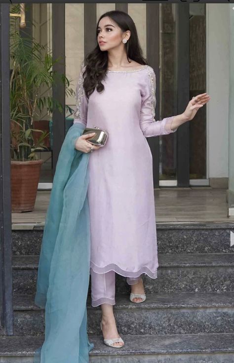 Lilac Color Dress Pakistani, Lilac Kurti Designs, Color Combination With Lilac, Dress Color Combination Women, Lilac Pakistani Dress, Lilac Pakistani Outfit, Lilac Dress Outfit Color Combinations, Dupatta Designs Ideas Color Combinations, Lilac Color Combinations Outfit